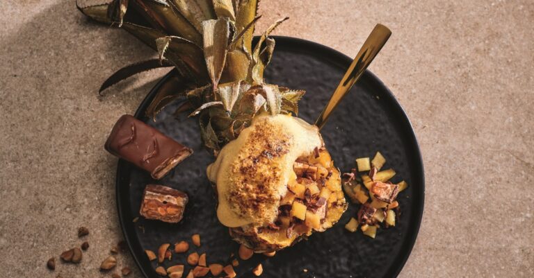Ultiem BBQ-toetje: met Snickers gevulde baby-ananas
