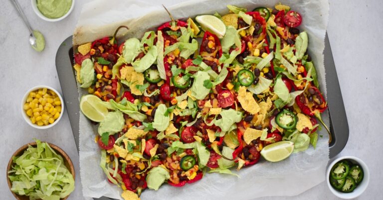 Recept: nachoschotel met gevulde rode puntpaprika’s