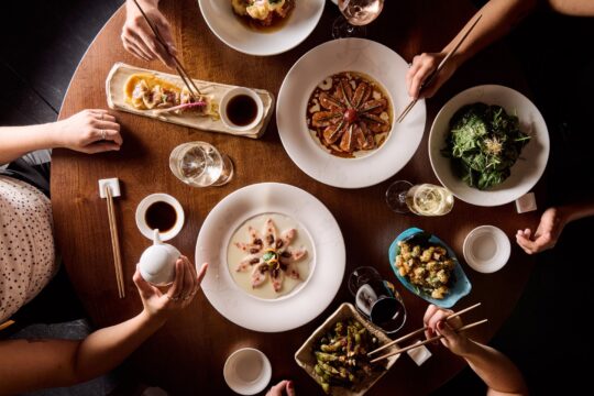 Een tafel vol eten bij NOBU in Spanje