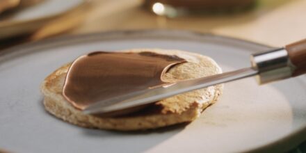 Nutella op een pannenkoek smeren