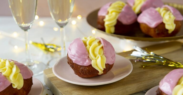 Met dit recept maak je de allerlekkerste tompouce oliebollen