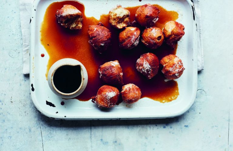 Oliebollen met bruinesuikersiroop uit Okinawa