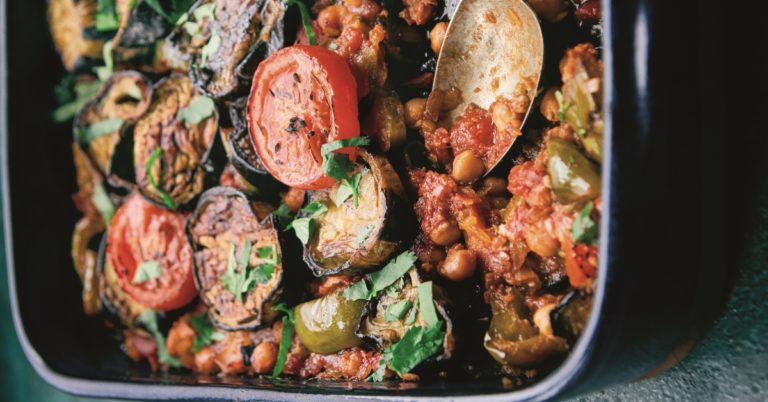 Recept: Ottolenghi-style ovenschotel met aubergine en kikkererwten