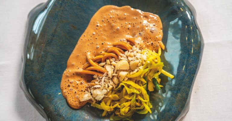 Recept: Petjel met bami en pindasaus van sterrenchef Soenil Bahadoer**