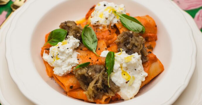 Paccheri met tomatensaus, burrata en gerookte aubergine