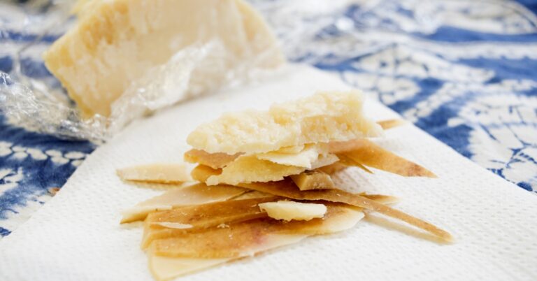 Gooi je Parmezaanse kaaskorsten niet weg: je kunt er een fantastische snack mee maken