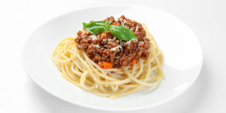 Pasta Bolognese op wit bord