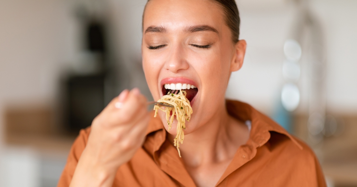 Uno studio italiano lo dimostra: mangiare la pasta rende davvero felici