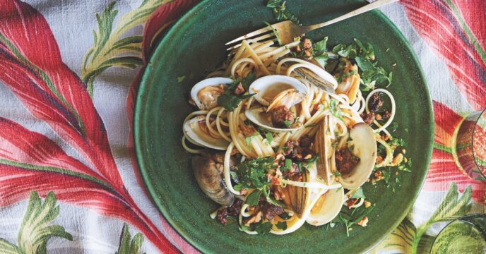 Pasta met schelpdieren, chorizo en walnoten (1)