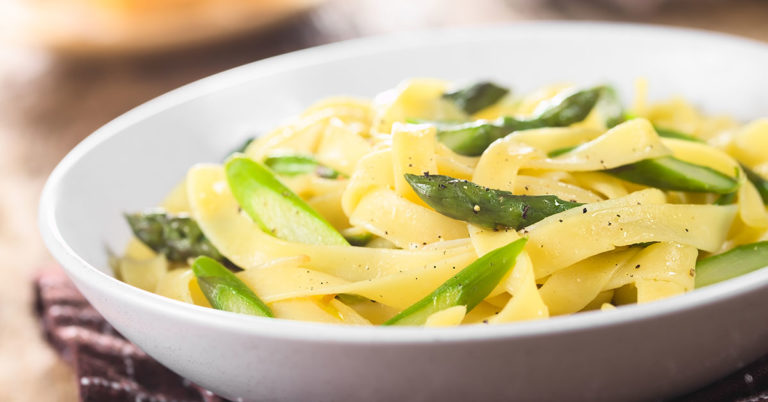 Recept: snelle tagliatelle met groene asperges en geitenkaas