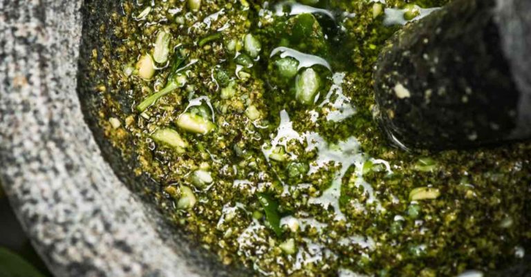 Waarom je pesto altijd in een vijzel moet maken
