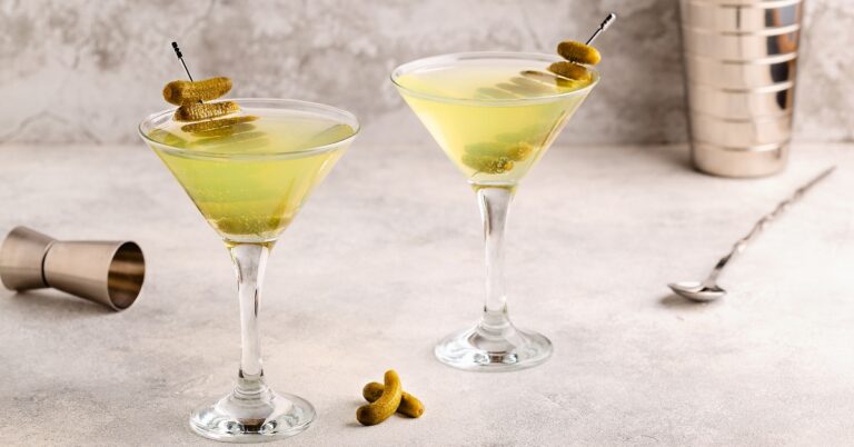 Dé manier om augurkensap op te maken: maak er Pickle Martini’s van