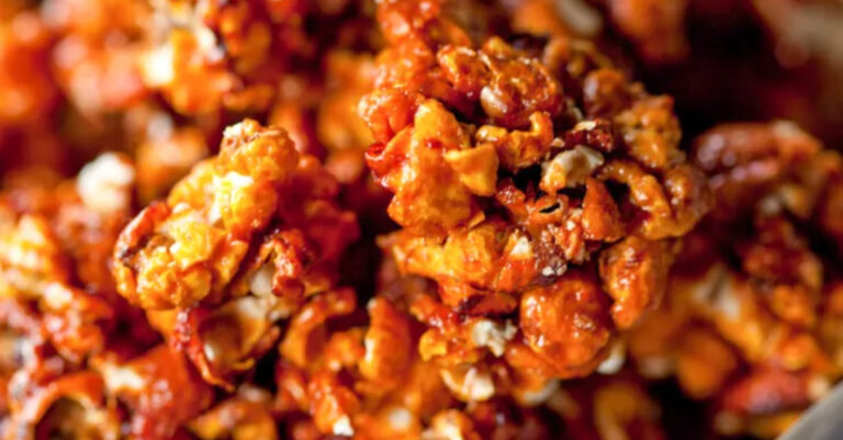 Deze honing-sriracha popcorn snack wil je nú maken