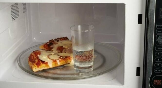 Pizza uitdrogen magnetron water