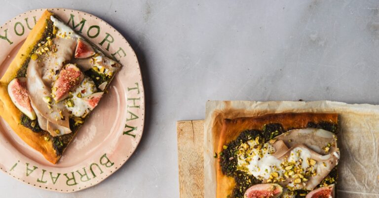Recept: Plaatpizza met citroenpesto, mortadella, vijgen, stracciatella en pistache