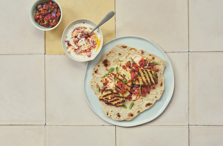 Platbroden met harissa, limoen en halloumi