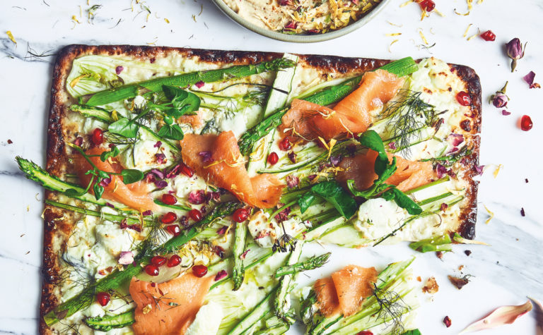 Platbrood met geroosterde asperges, venkel en gerookte zalm