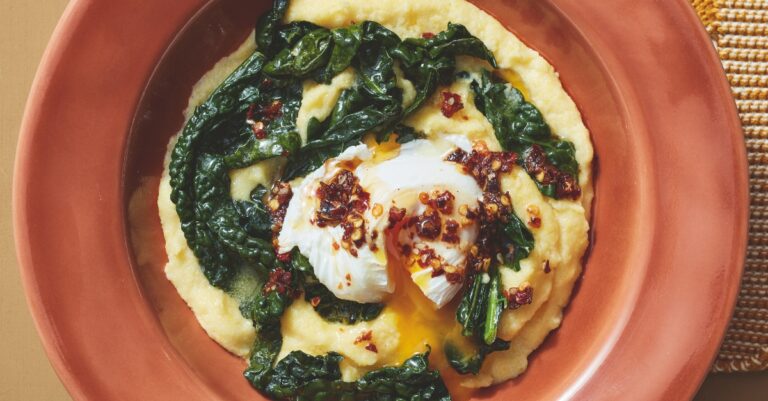 Recept: Parmezaanpolenta met cavolo nero, ei en crispy chili oil