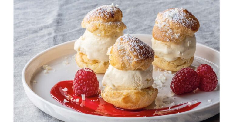 Recept: Profiteroles met frambozen, ijs en witte chocolade