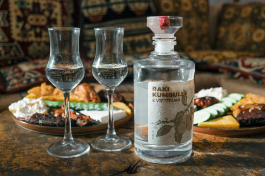 Raki fles met glaasjes en eten Albanië