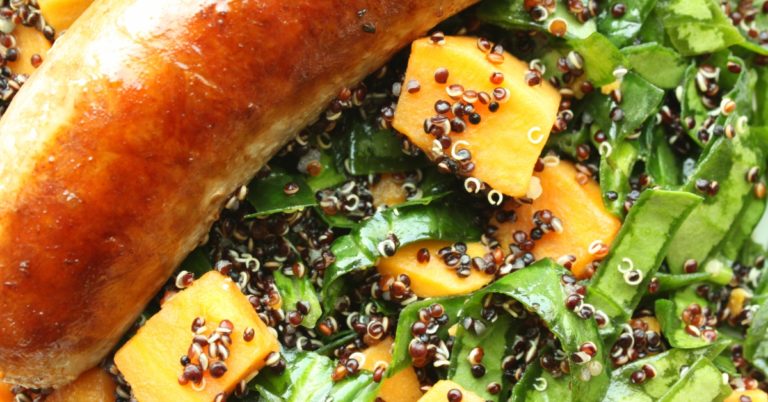 Recept: braadworst met zoete aardappel, quinoa en spinazie