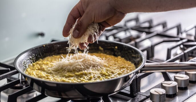 Risotto-maken-Parmezaanse-kaas