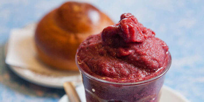 Rode granita met brioche Sicilië