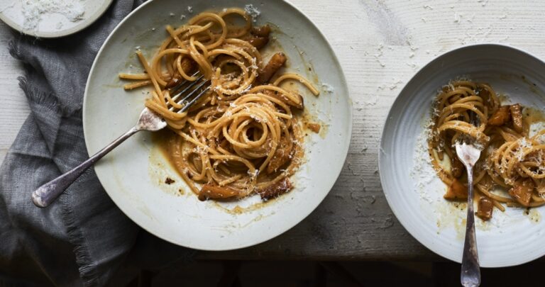 Recept: spaghetti met carbonarasaus en rokerige koolraap