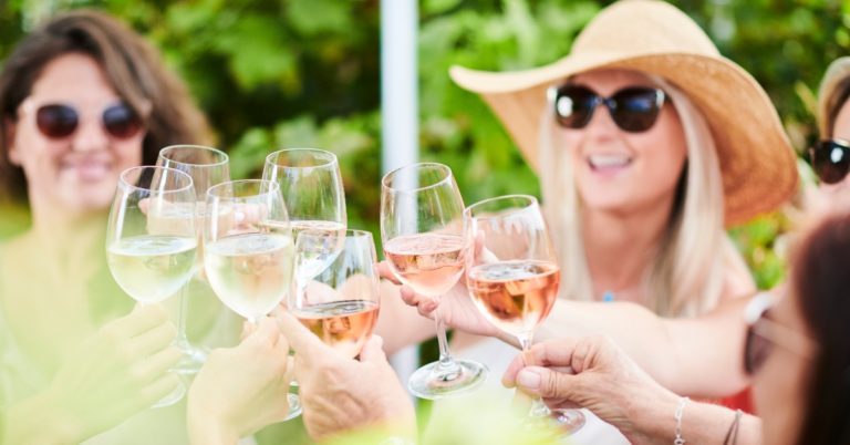Dit supersnelle kaas-snackje is precies wat je nodig hebt als je rosé aan het pimpelen bent