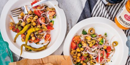 SALADE VAN TOMAAT EN KIKKERERWTEN MET MANZANILLA-OLIJVEN & PETERSELIE