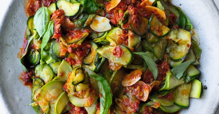Recept: courgette met 6 tenen knoflook uit het nieuwe Flavour van Ottolenghi