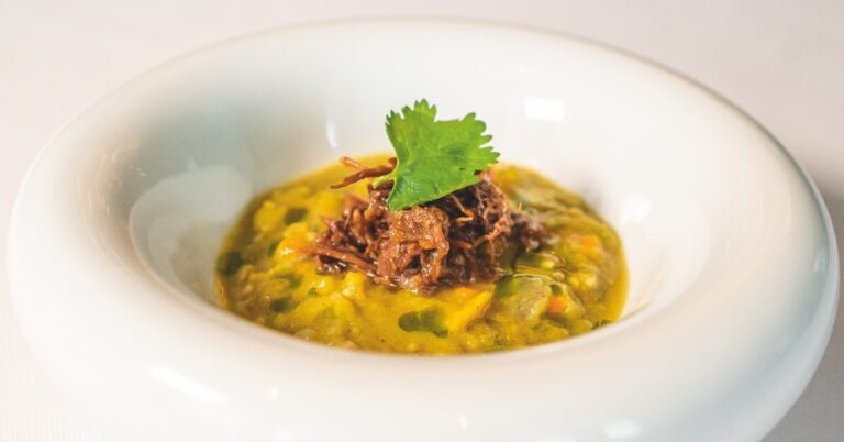 Recept: Surinaamse erwtensoep van sterrenchef Soenil Bahadoer**