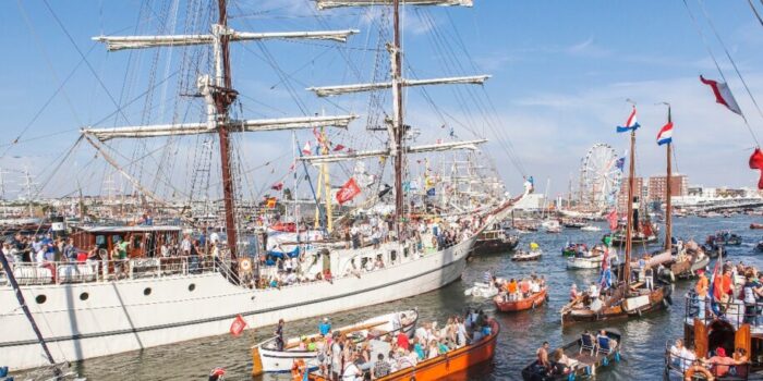 Schepen varen langs de Stad Amsterdam