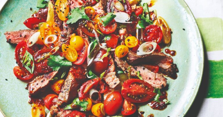 Recept: Salade van dichtgeschroeide biefstuk en tomaten zoals ze ‘m in Thailand eten