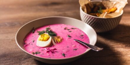 Saltibarsciai roze soep in witte kom