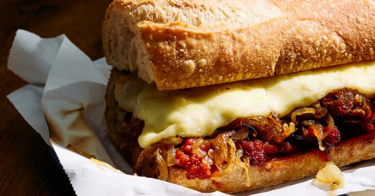 Recept: Sandwich met sobrasada, kaas en gekaramelliseerde ui