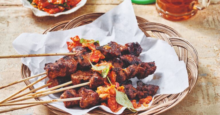 Recept: zo maak je écht lekkere saté tempeh