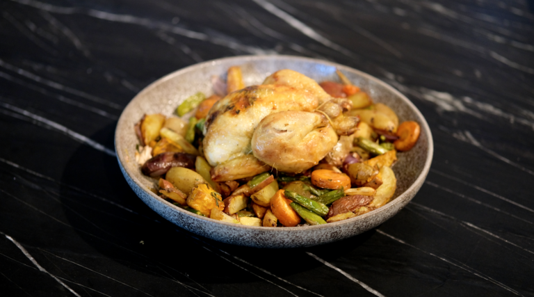 Piepkuikens met kleurrijke groenten
