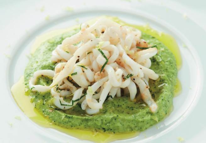 Geschroeide inktvis met jonge courgette en olijfolie