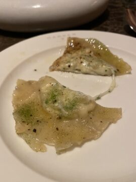 Ravioli met buffelkaas, citroen, kombu en beurre noisette