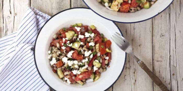 Salade van zwarte bonen met komkommer, tomaat en feta