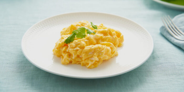 Scrambled eggs op wit bord
