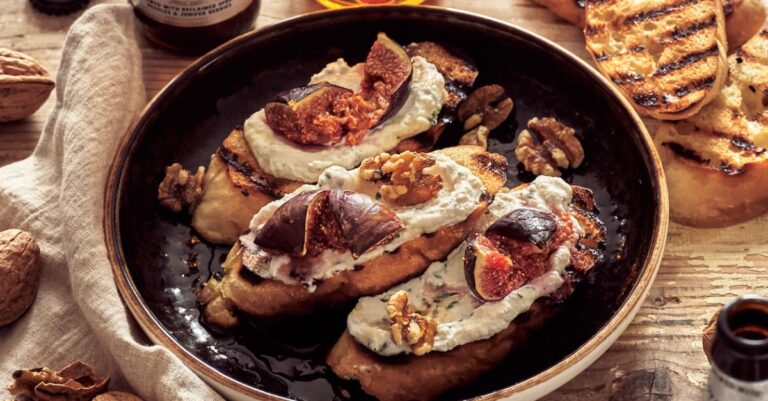 Recept: Crostini met sparrennaalden-ricotta en geroosterde vijgen