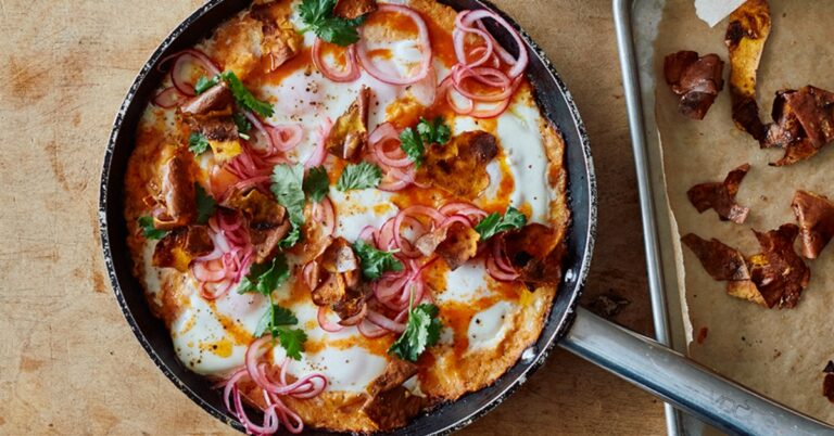 Ottolenghi’s shakshuka van zoete aardappel met srirachaboter en ingelegde uien