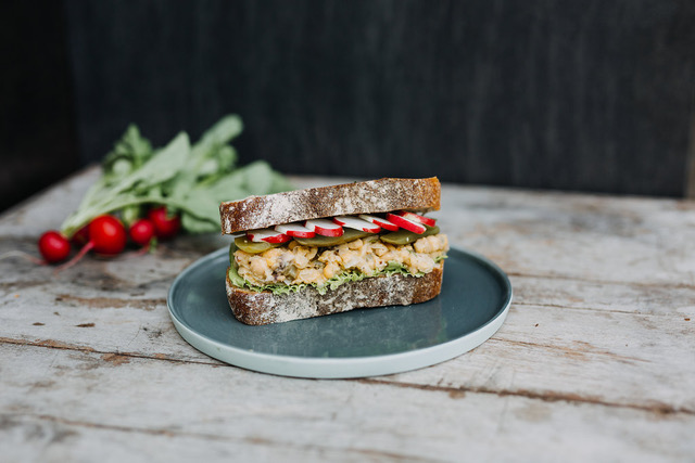 Sandwich met vegan kikkererwtensalade