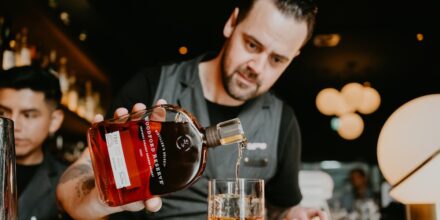 Simone Caporale schenkt whiskey