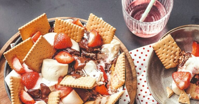 Zet de BBQ maar aan: deze S’mores met chocolade en aardbeien wil je zsm maken
