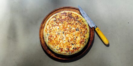 Spaanse tortilla met truffel op houten plank