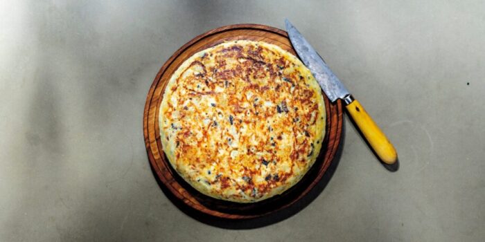 Spaanse tortilla met truffel op houten plank