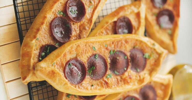 Recept: Sucuk pide (Turks platbrood met worst)